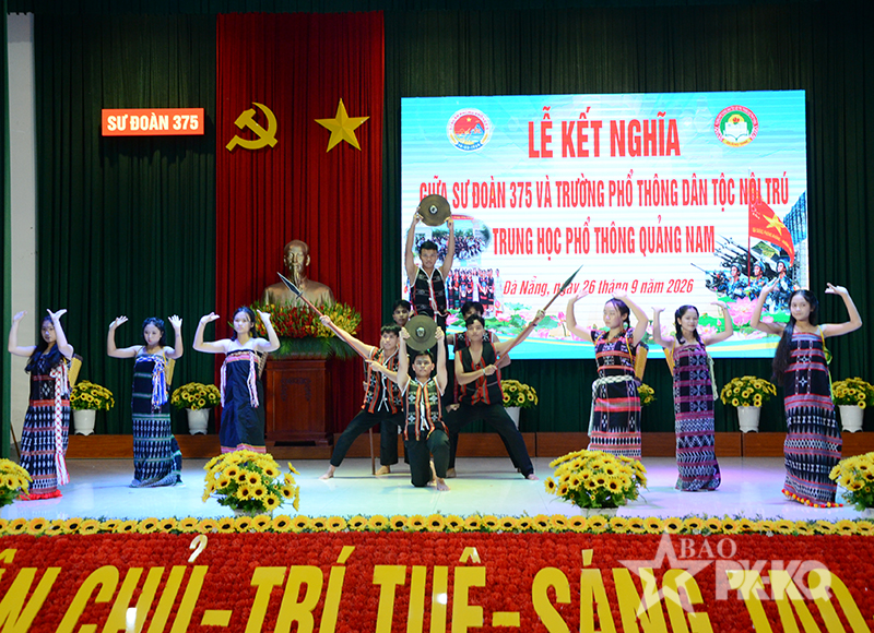 Sư đo&agrave;n 375 v&agrave; Trường Phổ th&ocirc;ng D&acirc;n tộc nội tr&uacute; Trung học phổ th&ocirc;ng Quảng Nam tổ chức Lễ kết nghĩa