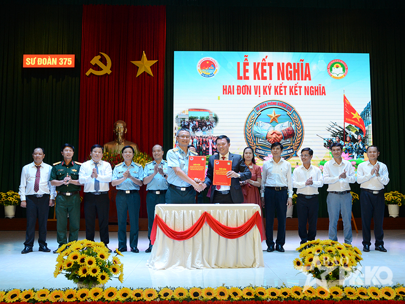 Sư đo&agrave;n 375 v&agrave; Trường Phổ th&ocirc;ng D&acirc;n tộc nội tr&uacute; Trung học phổ th&ocirc;ng Quảng Nam tổ chức Lễ kết nghĩa