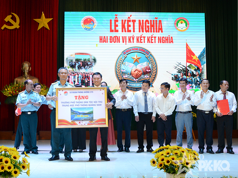 Sư đo&agrave;n 375 v&agrave; Trường Phổ th&ocirc;ng D&acirc;n tộc nội tr&uacute; Trung học phổ th&ocirc;ng Quảng Nam tổ chức Lễ kết nghĩa