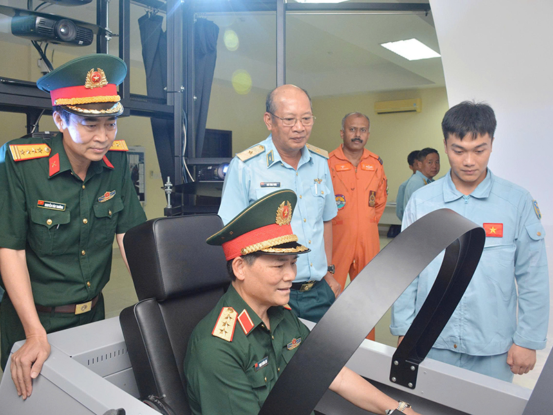 Thượng tướng Phạm Trường Sơn - Ph&oacute; Tổng Tham mưu trưởng QĐND Việt Nam kiểm tra tại Trường Sĩ quan Kh&ocirc;ng qu&acirc;n