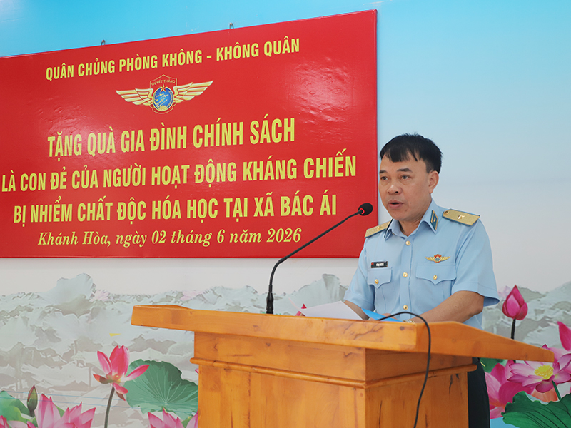 Thiếu tướng Vũ Đại Dương thăm, tặng qu&agrave; c&aacute;c gia đ&igrave;nh được hỗ trợ x&oacute;a nh&agrave; tạm, nh&agrave; dột n&aacute;t tại Kh&aacute;nh H&ograve;a