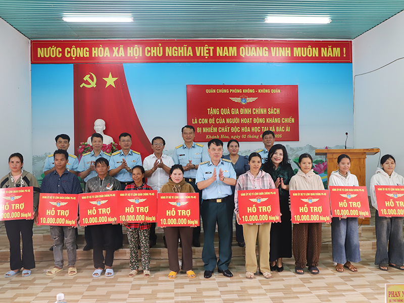 Thiếu tướng Vũ Đại Dương thăm, tặng qu&agrave; c&aacute;c gia đ&igrave;nh được hỗ trợ x&oacute;a nh&agrave; tạm, nh&agrave; dột n&aacute;t tại Kh&aacute;nh H&ograve;a