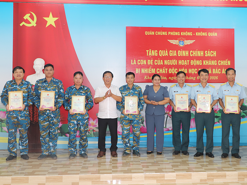 Thiếu tướng Vũ Đại Dương thăm, tặng qu&agrave; c&aacute;c gia đ&igrave;nh được hỗ trợ x&oacute;a nh&agrave; tạm, nh&agrave; dột n&aacute;t tại Kh&aacute;nh H&ograve;a