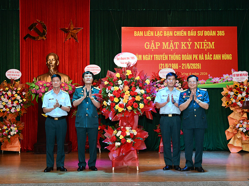 Ban li&ecirc;n lạc Bạn chiến đấu Sư đo&agrave;n 365 gặp mặt kỉ niệm 60 năm Ng&agrave;y truyền thống Đo&agrave;n Ph&ograve;ng kh&ocirc;ng H&agrave; Bắc anh h&ugrave;ng