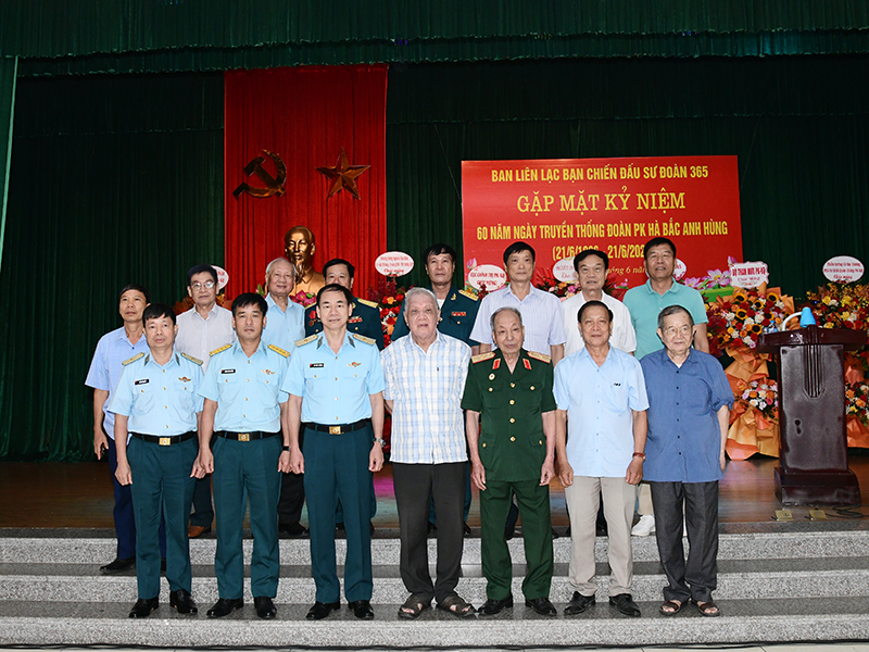 Ban li&ecirc;n lạc Bạn chiến đấu Sư đo&agrave;n 365 gặp mặt kỉ niệm 60 năm Ng&agrave;y truyền thống Đo&agrave;n Ph&ograve;ng kh&ocirc;ng H&agrave; Bắc anh h&ugrave;ng