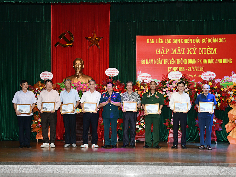 Ban li&ecirc;n lạc Bạn chiến đấu Sư đo&agrave;n 365 gặp mặt kỉ niệm 60 năm Ng&agrave;y truyền thống Đo&agrave;n Ph&ograve;ng kh&ocirc;ng H&agrave; Bắc anh h&ugrave;ng