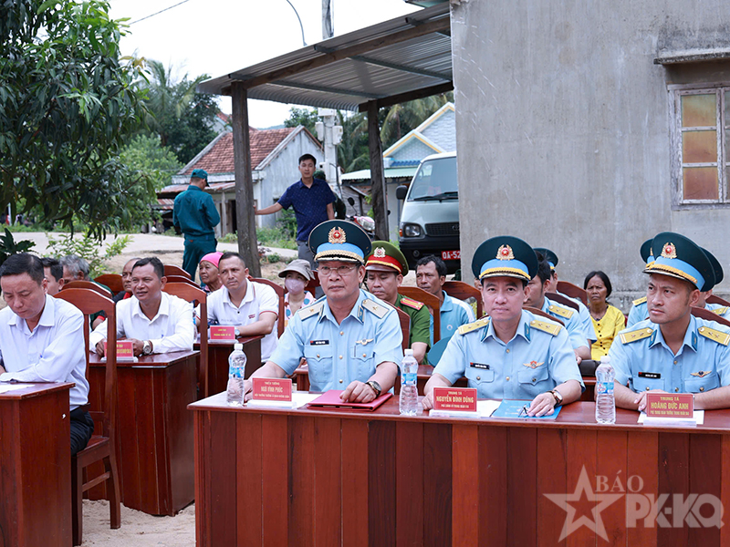 Trung đo&agrave;n 910 kh&aacute;nh th&agrave;nh, b&agrave;n giao nh&agrave; cho gia đ&igrave;nh l&agrave; con đẻ của người hoạt động kh&aacute;ng chiến bị nhiễm chất độc h&oacute;a học