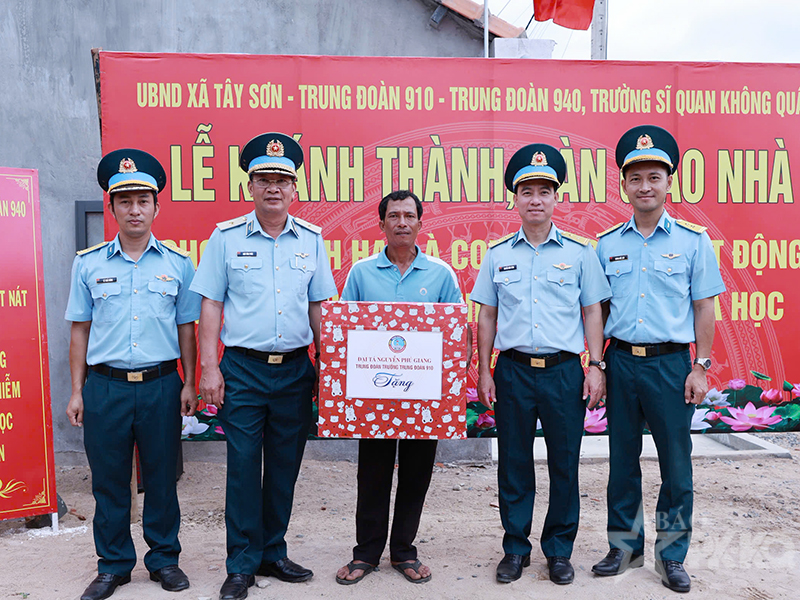 Trung đo&agrave;n 910 kh&aacute;nh th&agrave;nh, b&agrave;n giao nh&agrave; cho gia đ&igrave;nh l&agrave; con đẻ của người hoạt động kh&aacute;ng chiến bị nhiễm chất độc h&oacute;a học