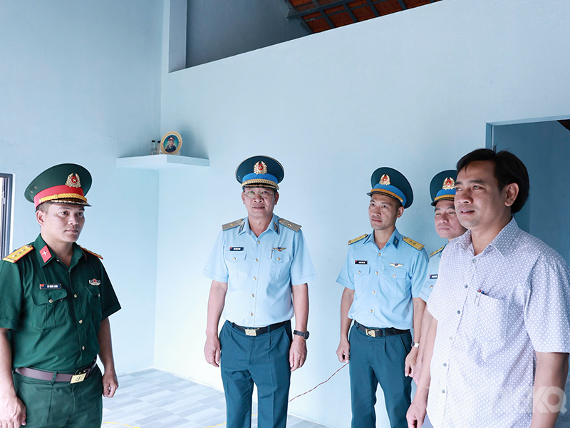 Trung đo&agrave;n 910 kh&aacute;nh th&agrave;nh, b&agrave;n giao nh&agrave; cho gia đ&igrave;nh l&agrave; con đẻ của người hoạt động kh&aacute;ng chiến bị nhiễm chất độc h&oacute;a học