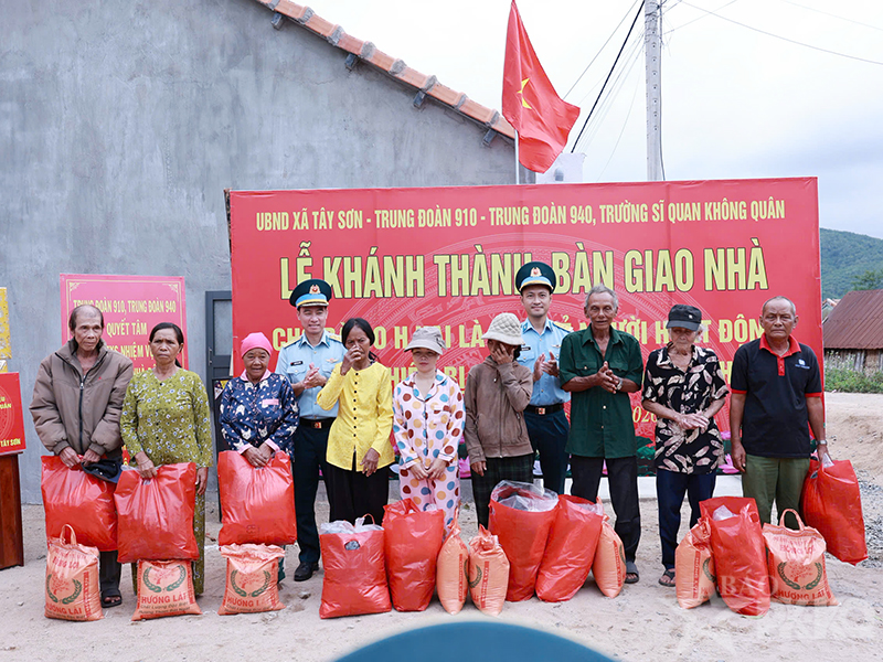 Trung đo&agrave;n 910 kh&aacute;nh th&agrave;nh, b&agrave;n giao nh&agrave; cho gia đ&igrave;nh l&agrave; con đẻ của người hoạt động kh&aacute;ng chiến bị nhiễm chất độc h&oacute;a học