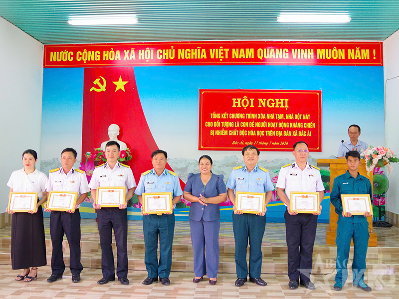 Trường Sĩ quan Kh&ocirc;ng qu&acirc;n v&agrave; Sư đo&agrave;n 377 chung tay chăm lo gia đ&igrave;nh ch&iacute;nh s&aacute;ch, thắt chặt nghĩa t&igrave;nh qu&acirc;n - d&acirc;n tại x&atilde; B&aacute;c &Aacute;i