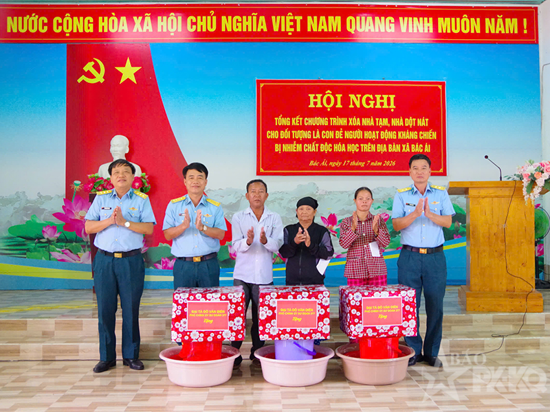 Trường Sĩ quan Kh&ocirc;ng qu&acirc;n v&agrave; Sư đo&agrave;n 377 chung tay chăm lo gia đ&igrave;nh ch&iacute;nh s&aacute;ch, thắt chặt nghĩa t&igrave;nh qu&acirc;n - d&acirc;n tại x&atilde; B&aacute;c &Aacute;i
