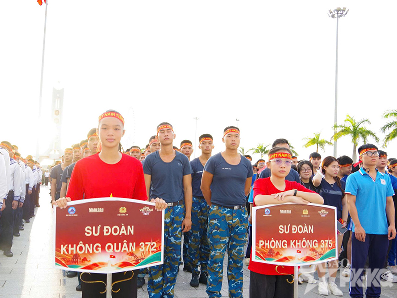 C&aacute;c đơn vị trong Qu&acirc;n chủng Ph&ograve;ng kh&ocirc;ng-Kh&ocirc;ng qu&acirc;n hưởng ứng hoạt động đi bộ &ldquo;C&ugrave;ng Việt Nam tiến bước&rdquo;