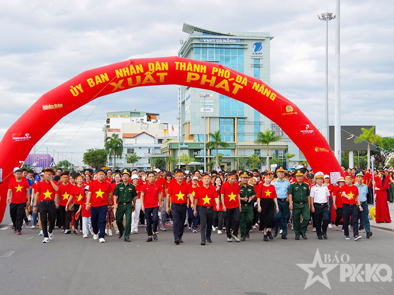 C&aacute;c đơn vị trong Qu&acirc;n chủng Ph&ograve;ng kh&ocirc;ng-Kh&ocirc;ng qu&acirc;n hưởng ứng hoạt động đi bộ &ldquo;C&ugrave;ng Việt Nam tiến bước&rdquo;