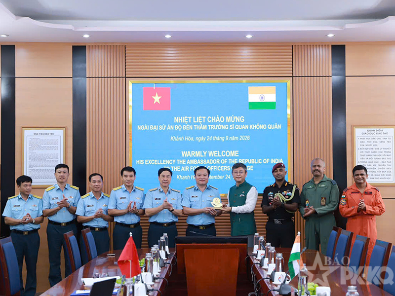 Trường Sĩ quan Kh&ocirc;ng qu&acirc;n tiếp x&atilde; giao Đại sứ Ấn Độ tại Việt Nam