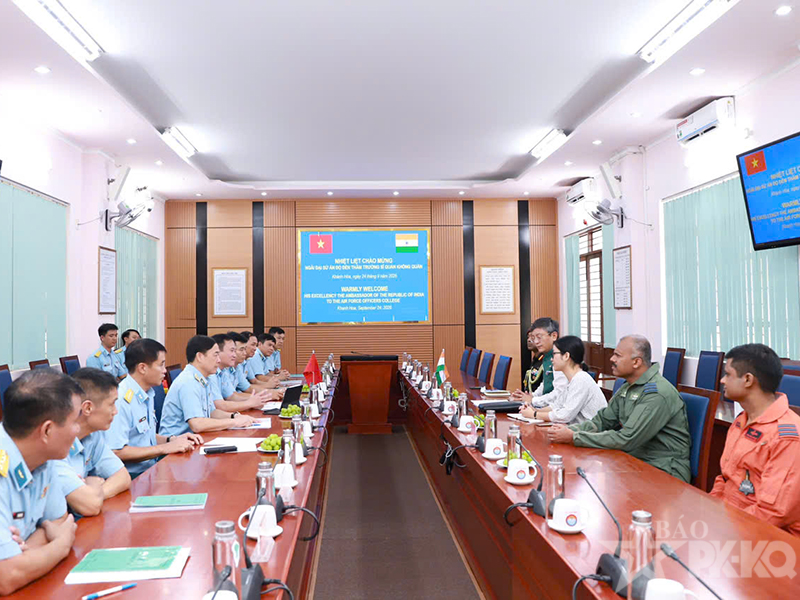 Trường Sĩ quan Kh&ocirc;ng qu&acirc;n tiếp x&atilde; giao Đại sứ Ấn Độ tại Việt Nam