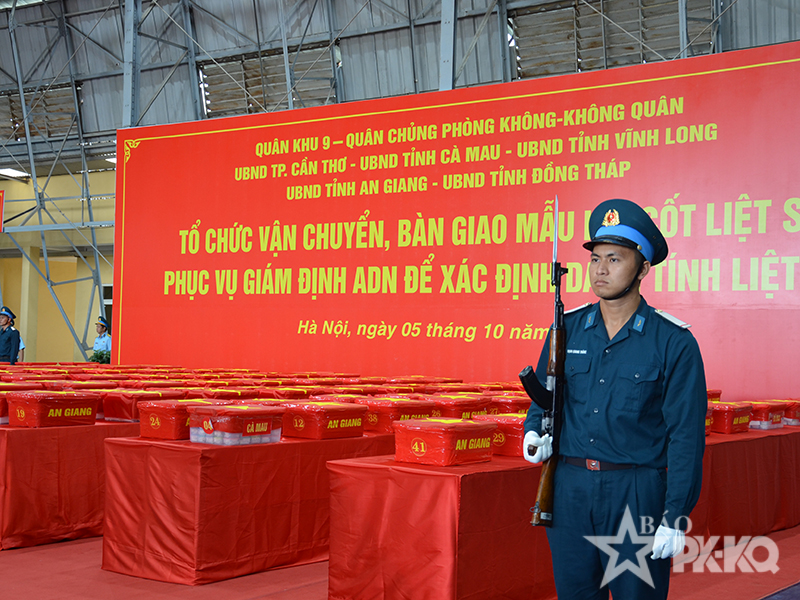 Qu&acirc;n chủng PK-KQ phối hợp với Qu&acirc;n khu 9 tổ chức vận chuyển, b&agrave;n giao th&agrave;nh c&ocirc;ng 15.072 mẫu sinh phẩm h&agrave;i cốt liệt sĩ chưa r&otilde; danh t&iacute;nh