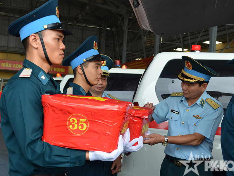 Qu&acirc;n chủng PK-KQ phối hợp với Qu&acirc;n khu 9 tổ chức vận chuyển, b&agrave;n giao th&agrave;nh c&ocirc;ng 15.072 mẫu sinh phẩm h&agrave;i cốt liệt sĩ chưa r&otilde; danh t&iacute;nh