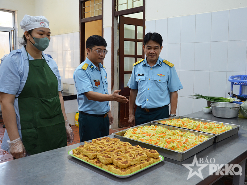 Qu&acirc;n chủng Ph&ograve;ng kh&ocirc;ng-Kh&ocirc;ng qu&acirc;n kiểm tra kết quả x&acirc;y dựng đơn vị vững mạnh to&agrave;n viện &ldquo;mẫu mực, ti&ecirc;u biểu&rdquo; năm 2026 tại Lữ đo&agrave;n 28