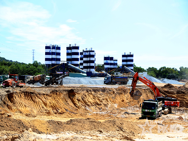 L&iacute;nh thợ ACC tr&ecirc;n c&ocirc;ng trường trọng điểm APEC