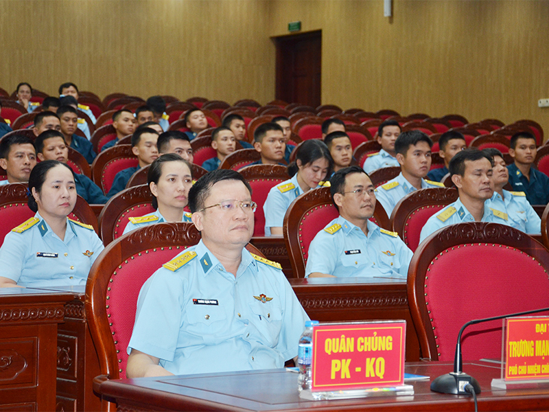 Qu&acirc;n chủng Ph&ograve;ng kh&ocirc;ng-Kh&ocirc;ng qu&acirc;n tham gia khai mạc Hội thi B&aacute;o c&aacute;o vi&ecirc;n giỏi to&agrave;n qu&acirc;n năm 2026
