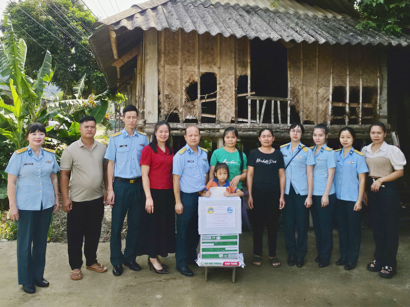 Lữ đoàn Công binh 28 trao quà tặng học sinh có hoàn cảnh đặc biệt khó khăn trên địa bàn tỉnh Phú Thọ