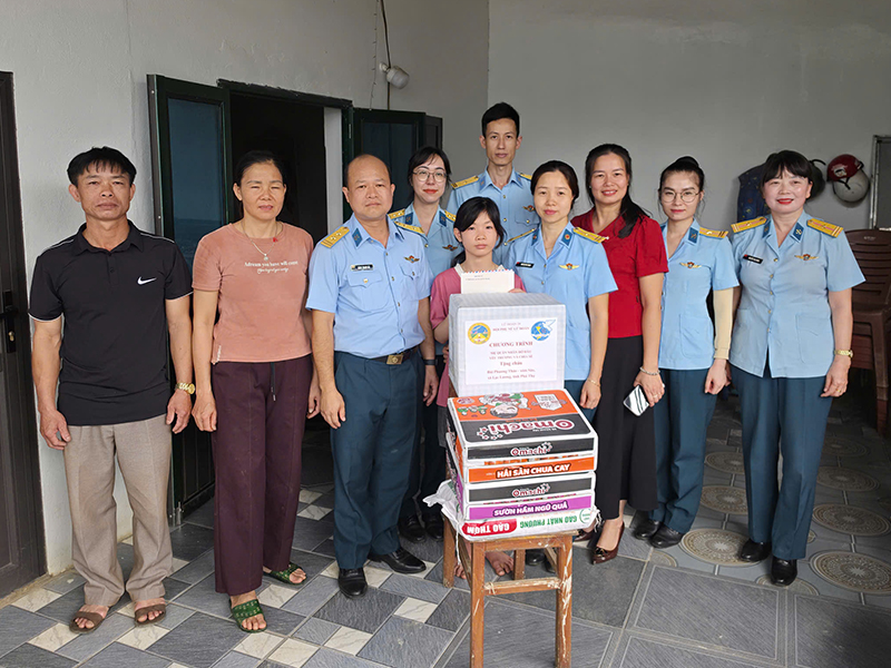 Lữ đoàn Công binh 28 trao quà tặng học sinh có hoàn cảnh đặc biệt khó khăn trên địa bàn tỉnh Phú Thọ
