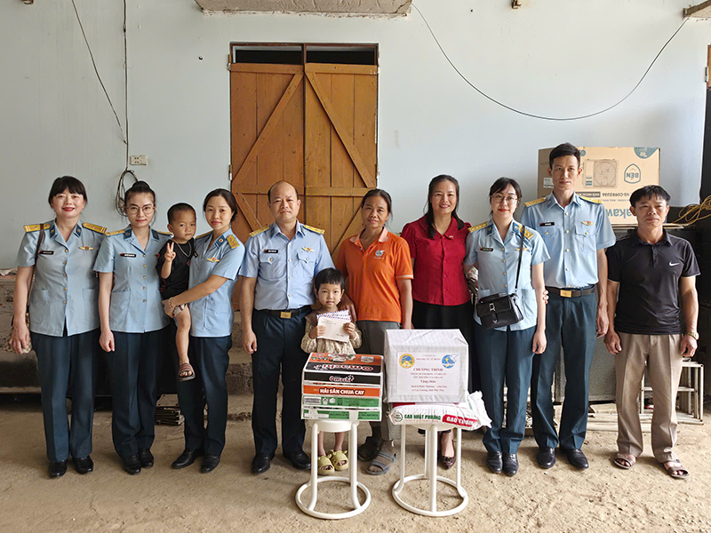 Lữ đoàn Công binh 28 trao quà tặng học sinh có hoàn cảnh đặc biệt khó khăn trên địa bàn tỉnh Phú Thọ