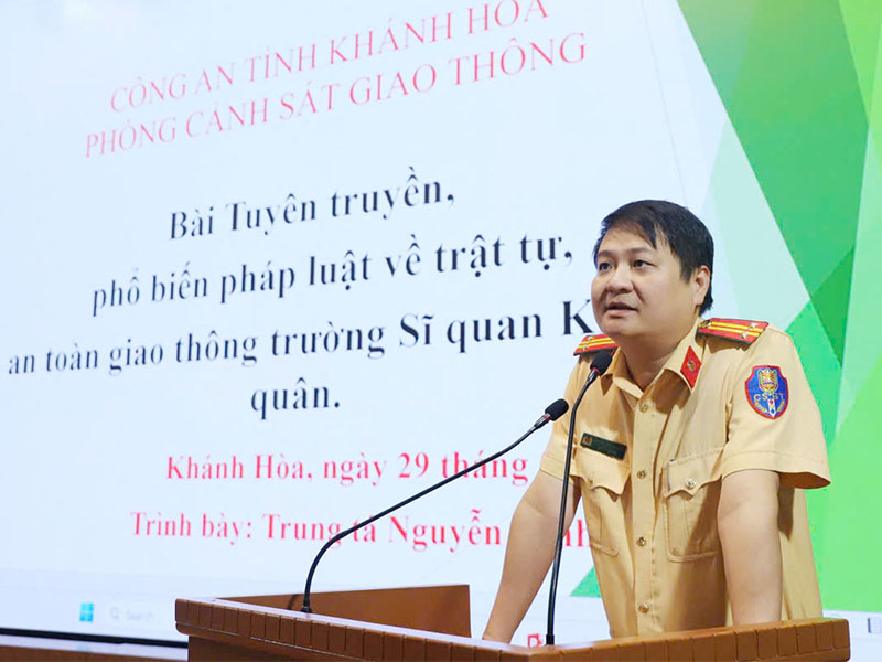 Trường Sĩ quan Kh&ocirc;ng qu&acirc;n phối hợp tuy&ecirc;n truyền ph&aacute;p luật về an to&agrave;n giao th&ocirc;ng v&agrave; ph&ograve;ng, chống tệ nạn x&atilde; hội