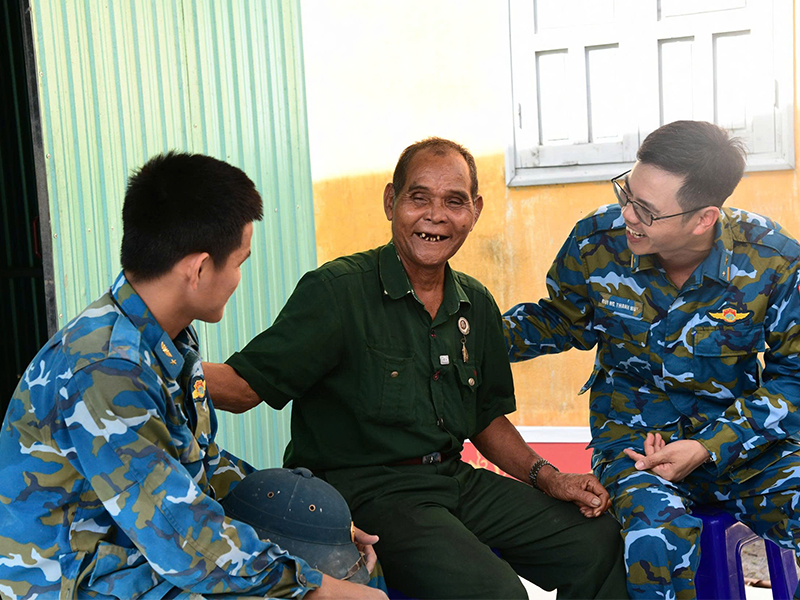 T&igrave;nh qu&acirc;n d&acirc;n nơi miền nắng gi&oacute; B&aacute;c &Aacute;i