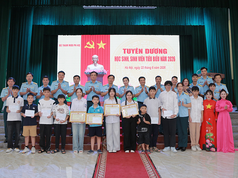 Bộ Tham mưu Qu&acirc;n chủng Ph&ograve;ng kh&ocirc;ng-Kh&ocirc;ng qu&acirc;n tuy&ecirc;n dương học sinh, sinh vi&ecirc;n ti&ecirc;u biểu năm 2026