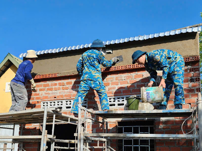 Trung đo&agrave;n 915 ho&agrave;n th&agrave;nh tốt nhiệm vụ x&oacute;a nh&agrave; tạm, nh&agrave; dột n&aacute;t tr&ecirc;n địa b&agrave;n tỉnh Kh&aacute;nh H&ograve;a