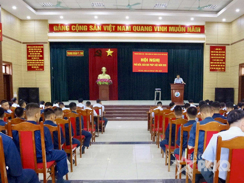 Viện Kiểm s&aacute;t Qu&acirc;n sự Qu&acirc;n chủng Ph&ograve;ng kh&ocirc;ng-Kh&ocirc;ng qu&acirc;n phổ biến, gi&aacute;o dục ph&aacute;p luật tại Trung đo&agrave;n 260