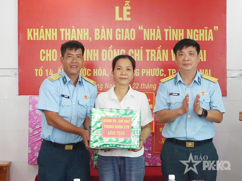 Qu&acirc;n chủng Ph&ograve;ng kh&ocirc;ng - Kh&ocirc;ng qu&acirc;n kh&aacute;nh th&agrave;nh, b&agrave;n giao &ldquo;Nh&agrave; t&igrave;nh nghĩa&rdquo; tặng gia đ&igrave;nh Thiếu t&aacute; Trần Văn Nai