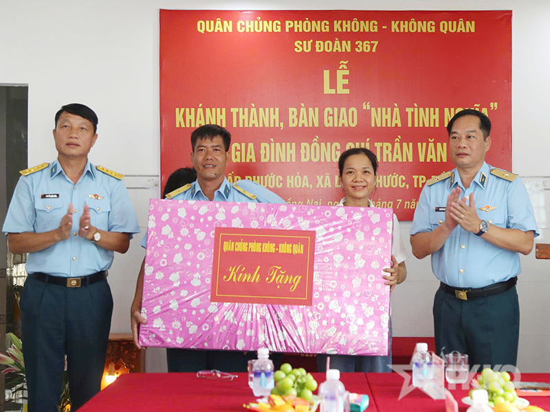 Qu&acirc;n chủng Ph&ograve;ng kh&ocirc;ng - Kh&ocirc;ng qu&acirc;n kh&aacute;nh th&agrave;nh, b&agrave;n giao &ldquo;Nh&agrave; t&igrave;nh nghĩa&rdquo; tặng gia đ&igrave;nh Thiếu t&aacute; Trần Văn Nai