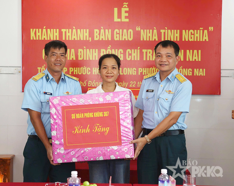 Qu&acirc;n chủng Ph&ograve;ng kh&ocirc;ng - Kh&ocirc;ng qu&acirc;n kh&aacute;nh th&agrave;nh, b&agrave;n giao &ldquo;Nh&agrave; t&igrave;nh nghĩa&rdquo; tặng gia đ&igrave;nh Thiếu t&aacute; Trần Văn Nai