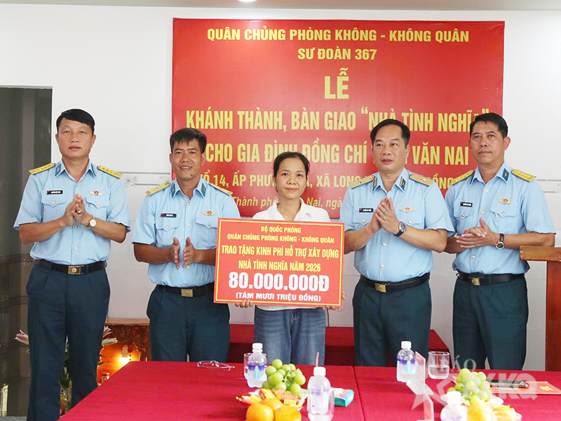 Qu&acirc;n chủng Ph&ograve;ng kh&ocirc;ng - Kh&ocirc;ng qu&acirc;n kh&aacute;nh th&agrave;nh, b&agrave;n giao &ldquo;Nh&agrave; t&igrave;nh nghĩa&rdquo; tặng gia đ&igrave;nh Thiếu t&aacute; Trần Văn Nai
