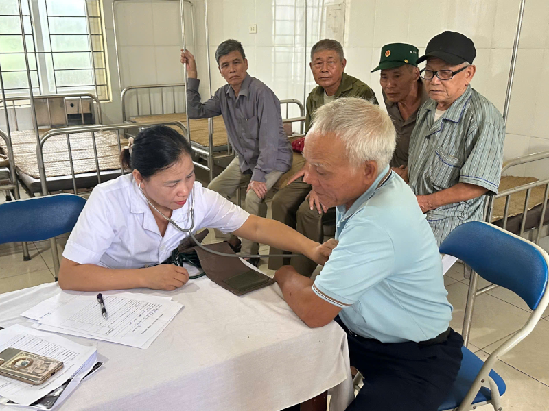 Trung đo&agrave;n 923 tổ chức kh&aacute;m, tư vấn sức khỏe v&agrave; tặng qu&agrave; c&aacute;c gia đ&igrave;nh ch&iacute;nh s&aacute;ch tr&ecirc;n địa b&agrave;n tỉnh Thanh H&oacute;a