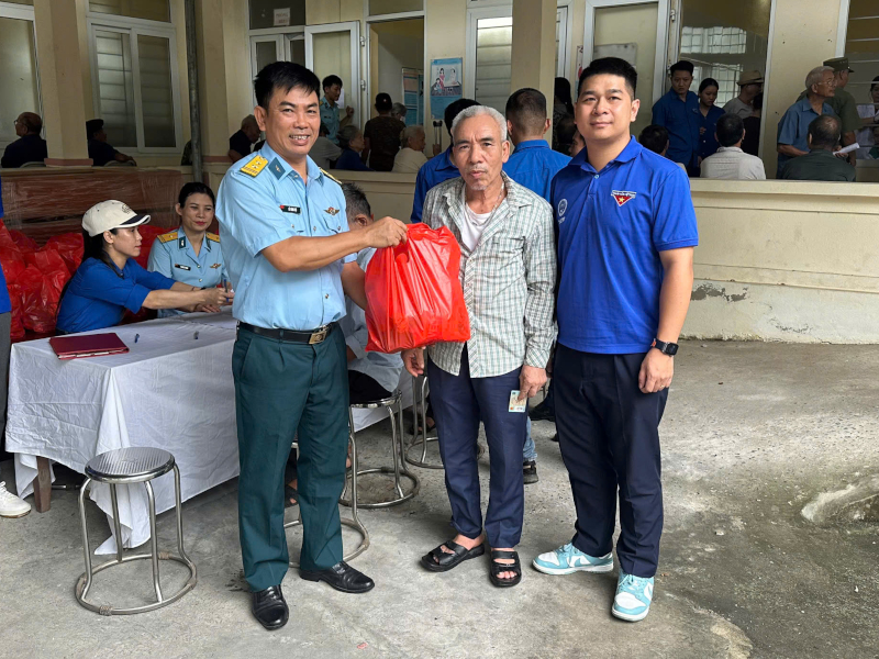 Trung đo&agrave;n 923 tổ chức kh&aacute;m, tư vấn sức khỏe v&agrave; tặng qu&agrave; c&aacute;c gia đ&igrave;nh ch&iacute;nh s&aacute;ch tr&ecirc;n địa b&agrave;n tỉnh Thanh H&oacute;a