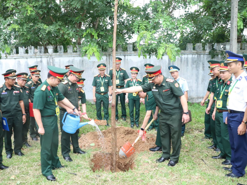 Sĩ quan trẻ Việt Nam - L&agrave;o: Chia sẻ kinh nghiệm cơ sở, tiếp nối mạch nguồn lịch sử