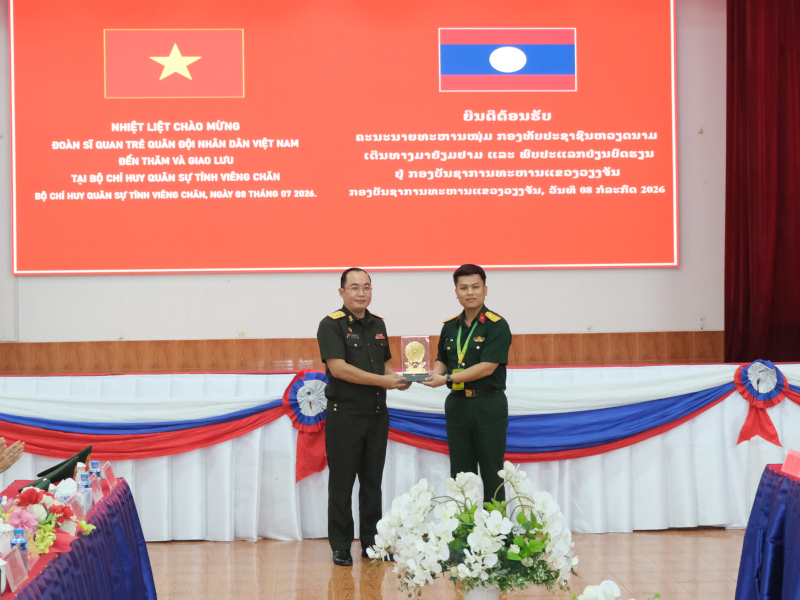 Sĩ quan trẻ Việt Nam - L&agrave;o: Chia sẻ kinh nghiệm cơ sở, tiếp nối mạch nguồn lịch sử