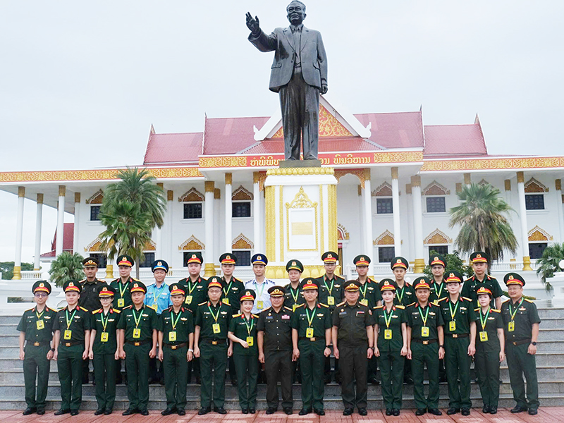 Đo&agrave;n Sĩ quan trẻ Qu&acirc;n đội nh&acirc;n d&acirc;n Việt Nam d&acirc;ng hoa tưởng niệm Chủ tịch Kaysone Phomvihane