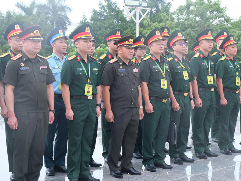 Đo&agrave;n Sĩ quan trẻ Qu&acirc;n đội nh&acirc;n d&acirc;n Việt Nam d&acirc;ng hoa tưởng niệm Chủ tịch Kaysone Phomvihane