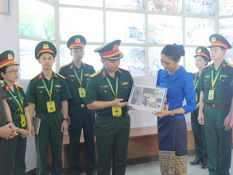 Đo&agrave;n Sĩ quan trẻ Qu&acirc;n đội nh&acirc;n d&acirc;n Việt Nam d&acirc;ng hoa tưởng niệm Chủ tịch Kaysone Phomvihane