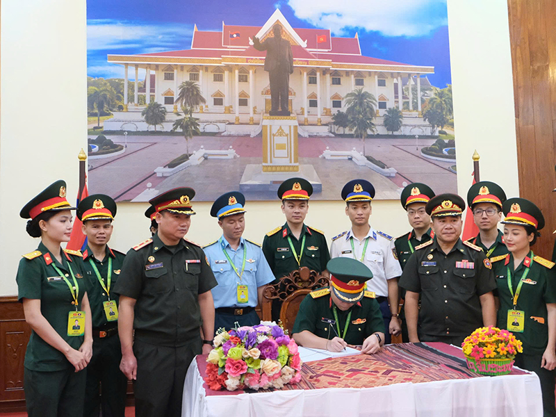 Đo&agrave;n Sĩ quan trẻ Qu&acirc;n đội nh&acirc;n d&acirc;n Việt Nam d&acirc;ng hoa tưởng niệm Chủ tịch Kaysone Phomvihane