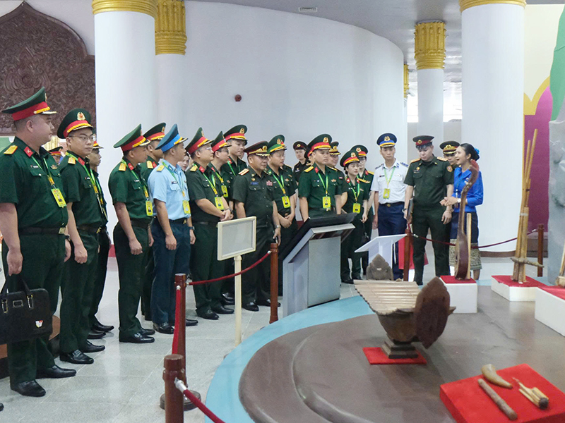 Đo&agrave;n Sĩ quan trẻ Qu&acirc;n đội nh&acirc;n d&acirc;n Việt Nam d&acirc;ng hoa tưởng niệm Chủ tịch Kaysone Phomvihane