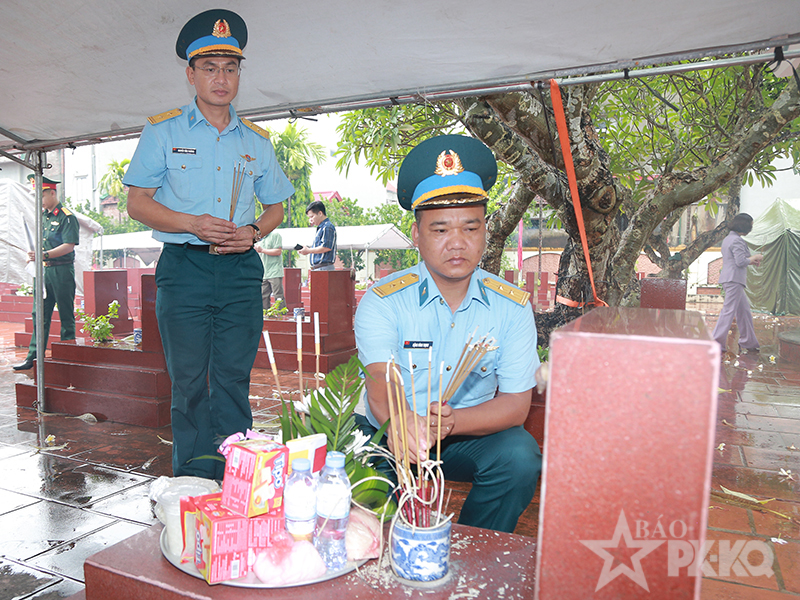 C&aacute;n bộ, chiến sĩ Trung đo&agrave;n 260 dầm mưa tham gia hỗ trợ x&aacute;c định danh t&iacute;nh h&agrave;i cốt liệt sĩ
