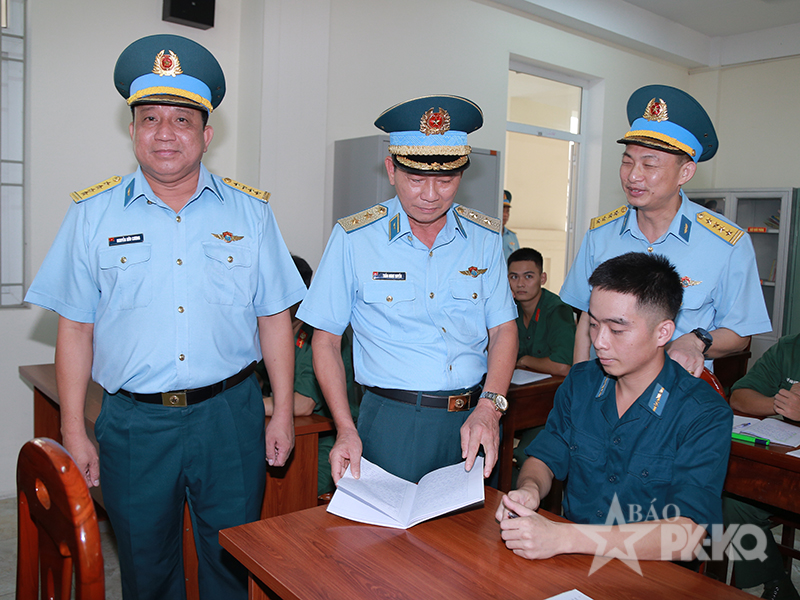 Qu&acirc;n chủng Ph&ograve;ng kh&ocirc;ng-Kh&ocirc;ng qu&acirc;n kiểm tra Trường Cao đẳng Kỹ thuật PK-KQ