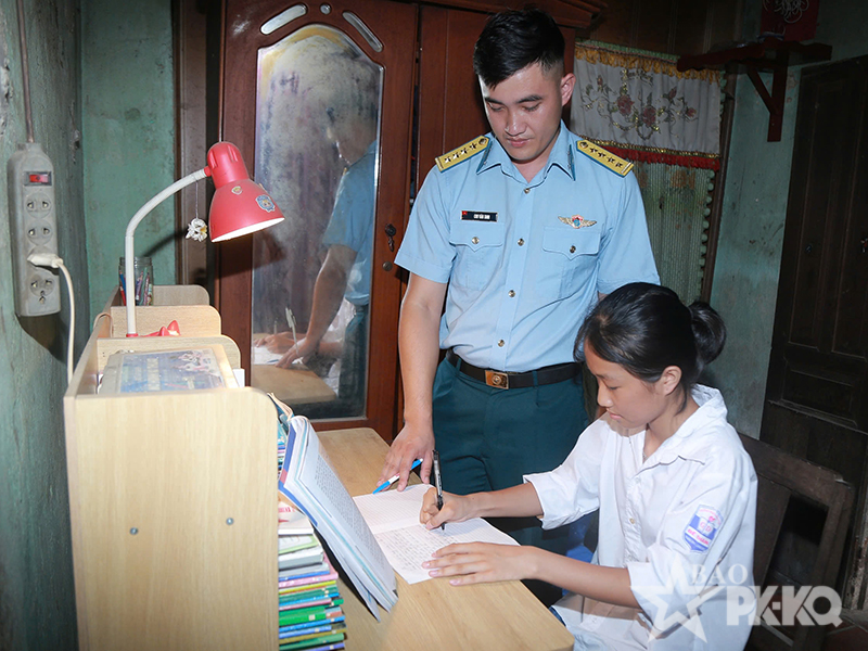 B&agrave;i 3: Thắm t&igrave;nh qu&acirc;n d&acirc;n
