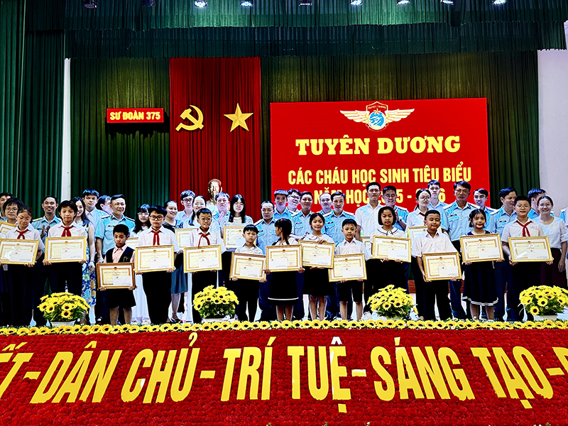Sư đo&agrave;n 375 tổ chức tuy&ecirc;n dương c&aacute;c ch&aacute;u học sinh ti&ecirc;u biểu năm học 2025-2026